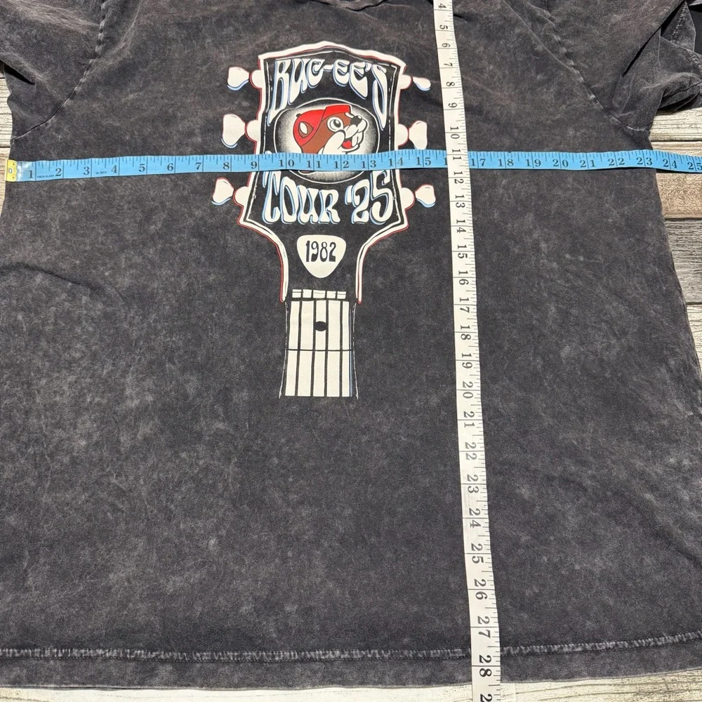 Buc-ee’s Tour 25 Graphic T Shirt Acid Wash Guitar 1982–2025 Men’s XL Gray Black - Picture 2 of 5